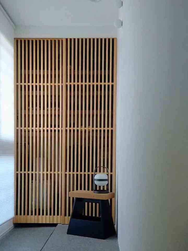 木製の引き戸は、知り合いの木工作家さんにオーダーして作っていただいた。すごく気に入っています❗️
#シューズクローク #玄関 #犬との暮らし