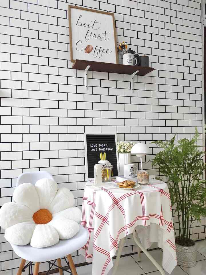 Kali ini aku mencoba bikin spot estetik di rumah, mumpung anak-anak lagi libur sekolah. 
Ubah suasana rumah biar makin mood di rumah walaupun gak liburan hihi
MasyaAllah jadi cakep banget spot ini, jadi makin betah liburan di rumah 🥰

#bantalbunga #kursi #vas #letterboard #taplakmeja #kalendermeja #homecafe #rumahestetik #rumahminimalis #rumahsederhana #inspirasirumah