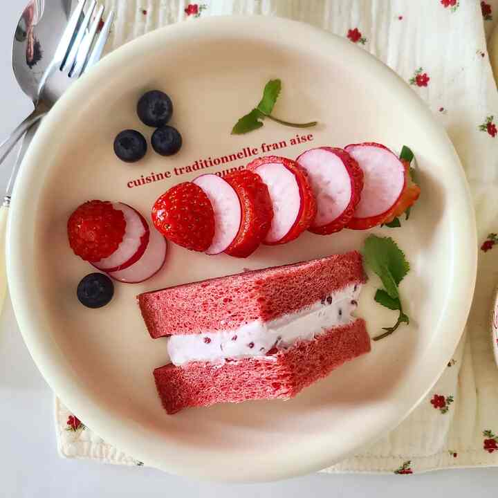 

#Eat alone

The color of the bread made with red rice flour
isn't it pretty~~

When I mixed cream cheese with raspberry compote
it turned out a pretty light pastel pink

When I set strawberries and radishes alternately
on a lettering plate
it looked cute

🥦I'll tell you how to make broccoli soup simply

🥦Cook the broccoli and onions in the microwave
Put the cooked broccoli, onion, cream, and milk (3:2) in a blender
and grind them quickly

🥦Transfer this to a pot
Add a piece of butter (10g) and salt~~
Just boil it vigorously and you're done

🥦If you grind Grana Padano cheese right before eating
it's really delicious~~
Make this once

and store it in the freezer in small portions
and then take it out to eat
it's really convenient and really It's delicious

🥦When you reheat it, just add a little milk

Today was a story about my own home brunch that I made 🌿 

#Corn Soup Record #오늘의우리집 #예쁜템최고야 #플레이팅 #플레이팅필살템 #홈스토랑 
#Home Brunch #홈카페 #예쁜살림템 #레터링식기 
#Broccoli Soup #브로콜리스프간단레시피 #딸기 
#Strawberry Plating #오늘부터크리스마스 #집에서제일바빠 
