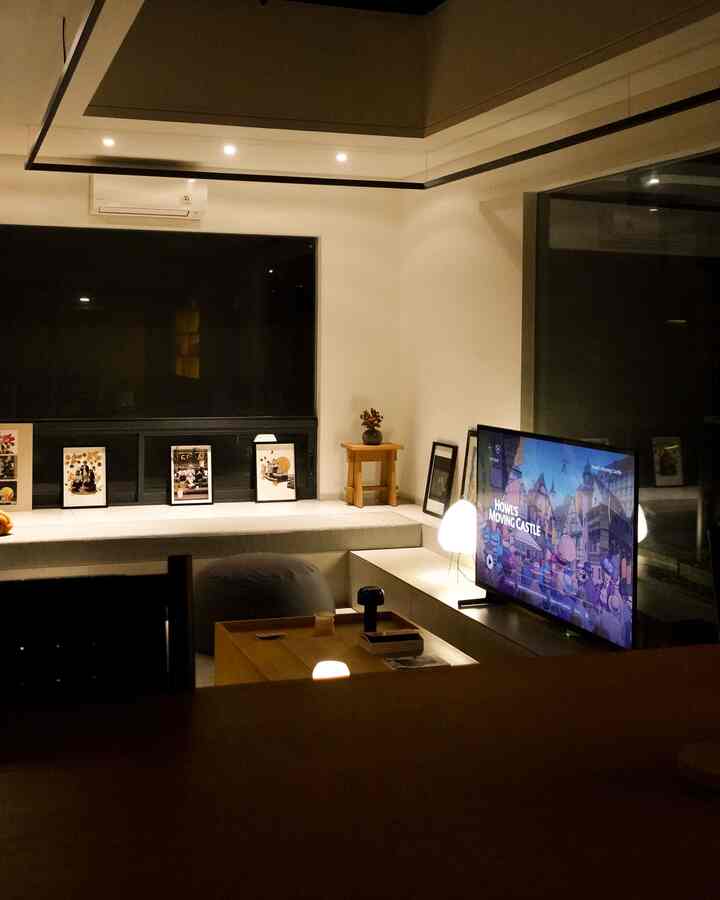 Open space living room di malam hari, tempat santai paling nyaman di rumah 🌙🤍
#LivingRoom #NightMode #OpenSpace #LampuMeja #Beanbag #RuangKeluarga #RumahTanpaSekat