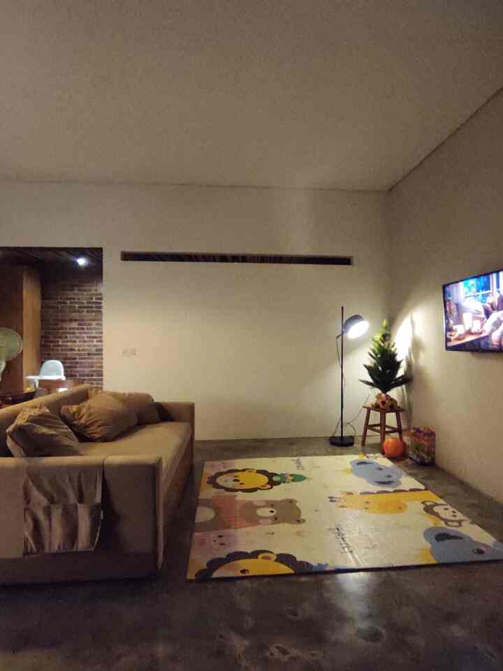 Nuansa temaram cocok untuk duduk-duduk bersama menghabiskan waktu malam. Dilengkapi sofabed dan tv juga lampu standing di ujung membuat suasana hangat. 
lampu yang kami pakai bernuansa kuning, dengan warna cahaya 2700-3000K. 
✨✨🌌😴

#nuansamalam #lampukuning #remoteorganizer #sofa #sofabed #lampu #floorlamp #tv #saklar #RumahOpenSpace #RumahTanpaSekat #NightVibe