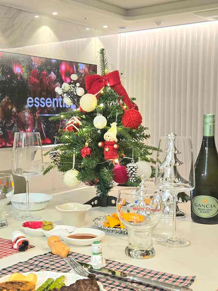 みんなクリスマスイブを元気にしましたか？ 🎄🤍
元夫と朝から忙しく動いて買い物もして場も見て➿️
夕方にはクリスマスパーティーを準備しました😉❤️
夫は料理を担当し、私はプレーティングを担当しました。 
用意したクリスマスイブホームパーティーです☁️➰️
今日のジェル好きでも写真はヨガ！ 👀

クリスマスツリーは今年、
お金をたくさん使う風にトリヨムシムはしばらく折りたたんで 
別に準備をしていませんでしたが、それでもイブナルの最後に準備してみました
私はミニツリーです❤️レッド＆ホワイトオーナメントもかわいいです。
めちゃくちゃ好きな私たちだけの木➰️🎄（小さいけど強い!!!!）
ダイニングテーブルに置くと、ホームパーティーに雰囲気がありました。
ナムナム好きでも今日のクリスマスファリュー1次！
1次はステーキで始まり、2次まで楽しんでみました。
セカンドパーティーの写真は次のフィードにまたアップロードします
今日はここまで~~~!!!!!! 🙈

#ホームパーティー
＃オーホームストア＃コンスープ記録＃クリスマスチャレンジ
＃クリスマス小物＃クリスマスデコ＃クリスマスインテリア 
＃クリスマス準備＃クリスマススイーブ＃クリスマスホームパーティー
＃クリスマスホームデコ＃ホームパーティー＃ホームパーティー食品＃年末ホームパーティー
＃年末雰囲気＃年末インテリア＃クリスマスシーンカット 
＃クリスマススパティー＃クリスマスサイト＃クリスマステーブル 
#クリスマスを飾る
＃メイド＃新婚夫婦日常＃新婚夫婦日常＃新婚夫婦賞＃今日からクリスマス 