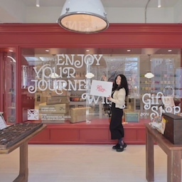 #오늘부터크리스마스 행복해지는 선물샵🎄❤️
NYUNYU GIFT SHOP : 여행자를 위한선물 상점
월 10만 명의 다국적 여행자들이 방문하는 명동에 위치한
'뉴뉴' 4층에 감각적인 제품들과 자신만의 이야기를 가진
국내 디자이너 브랜드와 독특한 감성의 글로벌 브랜드까지
다양한 제품들이 모여있는 100평 규모의 '뉴뉴 기프트샵'이
크리스마스 이브인 오늘 오픈했어요.
저는 하루 먼저 빠르게 다녀왔는데요. 와인 컬러의 빈티지한 
인테리어에 채광이 너무 좋아서 시간 가는 줄 모르고 
2시간이나 구경하다 나온 거 있죠🫣 
후긴앤무닌, 희다가든 등 개성 넘치는 엽서와 문구류는 물론
시유하다, TWB, 1950제주, 솔트레인, 세임디, 세실앤세드릭, 
허니플라밍고, 오이뮤, 쉐누아 파리 등 감각적인 리빙 제품들, 
파우치, 에코백, 머플러, 키링, 와인, 잼 그리고 뉴뉴 기프트 샵
굿즈까지 정말 다양한 종류의 제품들이 있어서 선물 살 일이
있으면 뉴뉴 기프트샵이 생각날 것 같아요.
특히! 제가 제일 좋아하는 연희동 빈티지샵 빅슬립도 입점해
있어서 빅슬립의 빈티지 조명, 화병, 컵 등 빈티지 제품들도
만나보실 수 있고, 공간 자체가 너무 예쁘게 꾸며져 있어서
그냥 이 공간에 있는 것만으로도 행복해지더라고요❤️
연말과 크리스마스를 위한 선물을 찾고 있다면 명동
뉴뉴 기프트샵으로✨️ 더 자세한 입점 브랜드 정보는
뉴뉴 기프트샵 인스타그램에서 확인하실 수 있어요 :)
🎈'NYUNYU GIFT SHOP'
서울 중구 명동4길 22, 뉴뉴 명동점 4층
운영 시간 : 10:00 - 23:00 (휴무 없음)
24.12.24 GRAND OPEN
#연말선물 #선물추천 #기프트샵 #뉴뉴기프트샵 #리빙소품샵 #소품샵 #인테리어소품 #캔들 #파자마 #비누 #시유하다 #빅슬립샵 #빈티지소품샵 #리빙소품샵 #TWB #타월 #예쁜게최고야 #리빙인테리어