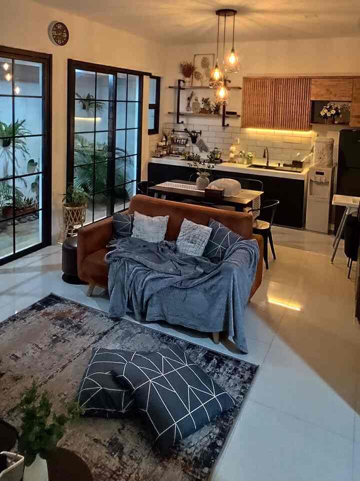 Manfaatkan rumah mungil dengan konsep openspace, kali ini view nya night vibes yah✨
Rumah mungil konsep openspace dengan view malam hari terasa lebih cozy dengan adanya lampu yang warm. Lampu yang warm bisa diaplikasikan di lampu gantung dan LED strip di kabinet atas kitchen set. Night vibes living room kami biasanya kami manfaatkan untuk nonton film bersama anak-anak, mereka senang dengan vibes lampunya yang seperti bioskop😁. 
Dengan konsep openspace, living room kami yang berdekatan dengan dapur,memudahkan sirkulasi untuk menyiapkan snack persiapan nonton film atau bisa juga sambil menonton film dari dapur. 
Semoga bisa menginspirasi tetangga online ya🤗
. 
#rumahwoori #rumahopenspace #rumahtanpasekat #nightvibes #livingroom #diningroom #kitchen #kitchenset #inspirasilivingroom #inspirasidapur #inspirasidiningroom 