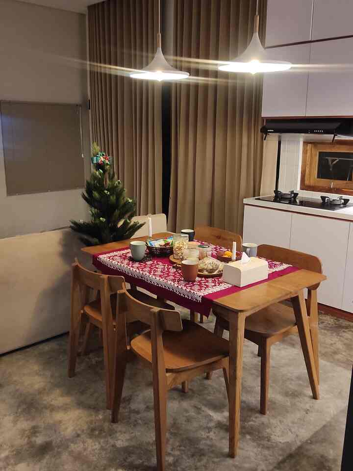 Nuansa Natal di ruang makan kami.
kami mendekor meja makan dengan barang seadanya. mengambil nuansa Jawa dengan taplak batik dan sajian cemilan yang kami suka. 

Merry Christmas all! and Happy Holiday!
 ✨🤍♥️🤍♥️🤍🌲✨
#natal #nuansanatal #christmasvibe #mejamakan #ruangmakan #dapur #tradisional #gelaskeramik #talenankayu #taplakmejanatal #taplakmeja #tatakangelas #lampugantung #lampunatal 
