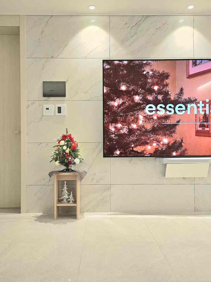 メリークリスマス➿️🎄❤️
いよいよクリスマス当日ですね🫶
私は昨日からイブホームパーティーを始め、夫と 
甘い時間を過ごしています 🥂🤍
もう来年ならもう３年目新婚夫婦、、、時間本当に早いですね 🙄

だから新婚旅行で迎える2番目のクリスマス
イブから一生懸命ホームパーティーしました➰️
1次はステーキでふき、2次は水餅まで盛ったおでん湯！
食卓テーブルにセットしておいたコーカトリも一緒に二次場所に移動して 
クリスマスの雰囲気はきれいに感じます🎄➿️ ❤️🤍
昨日、チャンより新しくアプリコットを味わって気になって買ってきた。
色味がヨンロンハニジェスタルだが夫は弱味だとあんまり。
新しくアプリコットの味は私がほとんど食べるㅎㅎㅎㅎ😋

夫と新婚の家で迎える2番目のクリスマスマス☁️
今日は家の中で年末計画、新年計画も組んでいます。
送信しようとしています🤍🍷➰️🙈

＃自宅で最も忙しい＃ホームパーティー料理＃ホームパーティーメニュー 
＃ホームパーティーインテリア＃ホームパーティープレーティング＃ホームパーティーへの心から
＃年末パーティー＃年末雰囲気＃クリスマスストリート＃クリスマス
＃クリスマススイーブ＃クリスマスホームパーティー＃クリスマス装飾
＃年末ホームパーティー＃ホームパーティー＃プレーティング＃ナドクリエイト
＃オーホームストア＃コンスープ記録＃今日の家チャレンジ
＃録画チャレンジ＃今日のシーンカット＃新婚旅行日常＃新婚旅行
#クリスマスパーティー 