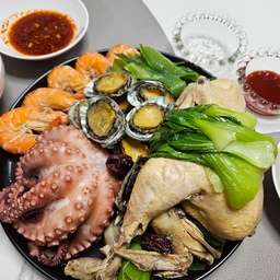 #오홈스토랑 #콘수프기록 
날이 추울때는 국물요리👍
몸보신으로 최고죠🤭
요즘은 밀키트가 정말 편하다는요🩷
근사하게 낼수있는 홈파티 비줠~해신탕
해신탕 익었을때쯤 청경채랑 파를 데쳐서 
같이먹음 맛있어요!!
국물은 따로 떠먹기도하고 국물에 국수사리나 
수제비 사리 넣어 드셔보세요~~😘🩷
#해신탕 #몸보신 #겨울음식 #플레이팅 #요리
#살림 #주부일상 #주방 #음식 #음식만들기
#레시피 #밀키트 #밀키트추천 #문어 #전복 #닭 #새우
#국물요리 #해물요리 #먹는거에진심 #맛있는식탁 
