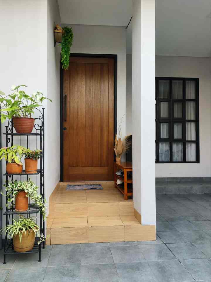 Entrance mungil tapi bisa fungsional ✨
Entrance rumah ku itu berupa teras dengan spacenya mungil yaitu 1,2x1,2m, jadi sebisa mungkin masih bisa dijadikan area duduk meskipun kecil. Area duduk ini bisa juga berfungsi sebagai rak sepatu agar sepatu tidak berantakan di step tangga. Selain itu area entrance juga dipercantik dengan rak pot tanaman agar terlihat lebih segar. 
Yuk manfaatkan space kecil agar lebih fungsional 🥰
. 
#rumahwoori #inspirasirumah #entrance #pintumasukrumah #hallway #stairs #inspirasiteras #inspirasientrance #rakbunga #keramik #cat
