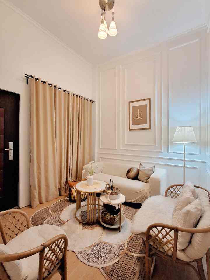 ✨️Ruang Tamu di Malam Hari ✨️

Ruang tamu di malam hari terlihat lebih redup dan sejuk karena menggunakan lampu gantung dengan pencahayaan yang hangat. Ruang tamu, jika tidak ada tamu, suka menjadi tempat berkumpulnya keluarga. Agar ruang tamu terlihat luas, gunakan furnitur dengan warna senada dan kurangi barang-barang yang tidak diperlukan. 

#Sofa #karpet #kursirotan #gorden #bantalkursi #mejaruangtamu #ruangtamu #wallmoulding #sarungbantalkursi {8 #Ruang Terbatas} #LivingRoomMungil #NightVibe