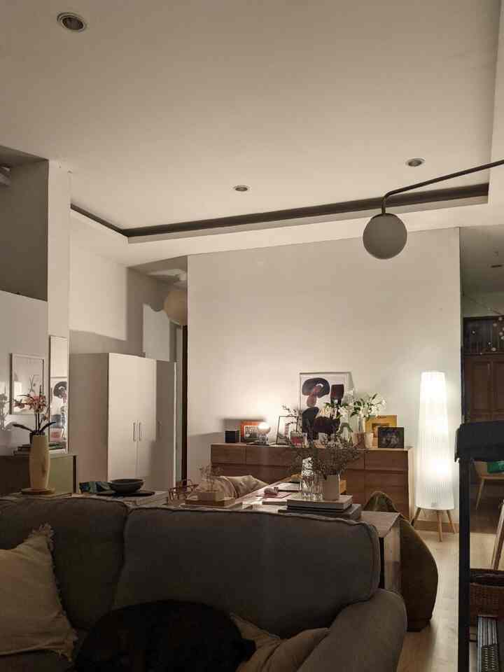 ini dia penampilan living room open space rumah di malam hari. belakangan ini aku suka banget menghabiskan waktu di sini untuk kerja maupun bersantai✨
#livingroomsofa #buffet #credenza #swinglamp #art #eclecticlivingroom #eclectichome #RumahOpenSpace #RumahTanpaSekat #NightVibe