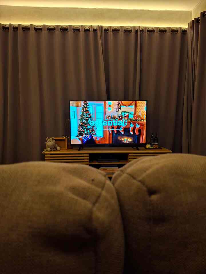 Living room at night, at a holy day season. Kalau sudah malam, ruang tamu ini udah milik aku & suami. Udah bebas dari mainan-mainan anak. Waktu nya netflix and chillll 🤪
#SofaBedMinimalis #RumahOpenSpace #RumahTanpaSekat #NightVibe