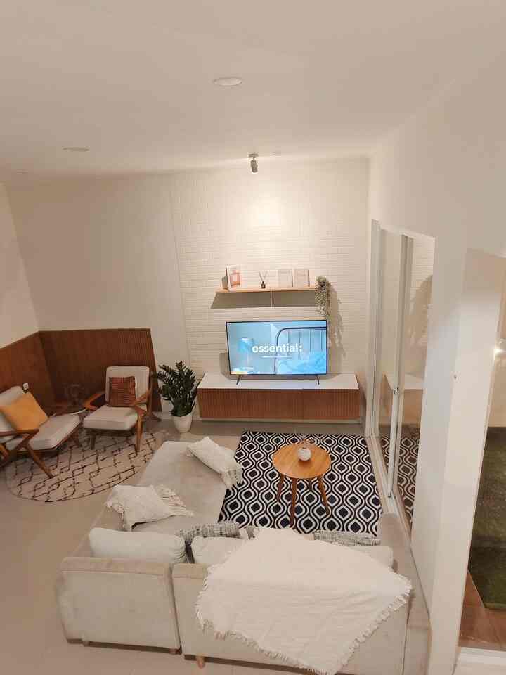 Vibes nya hangat sekali! 
Ini sudut favorit ku, ruang tamu yang langsung nyambung ke dapur, lebih lapang dan nyaman. gimana menurut tetangga online? 

#RuangTerbatas #LivingRoomMungil #NightVibe #LampuSorot #MejaKursiTaman #Sofa #Blanket #SarungBantal #Ambalan #Karpet #JendelaGeserKaca #WallPlanel #CerminBulat