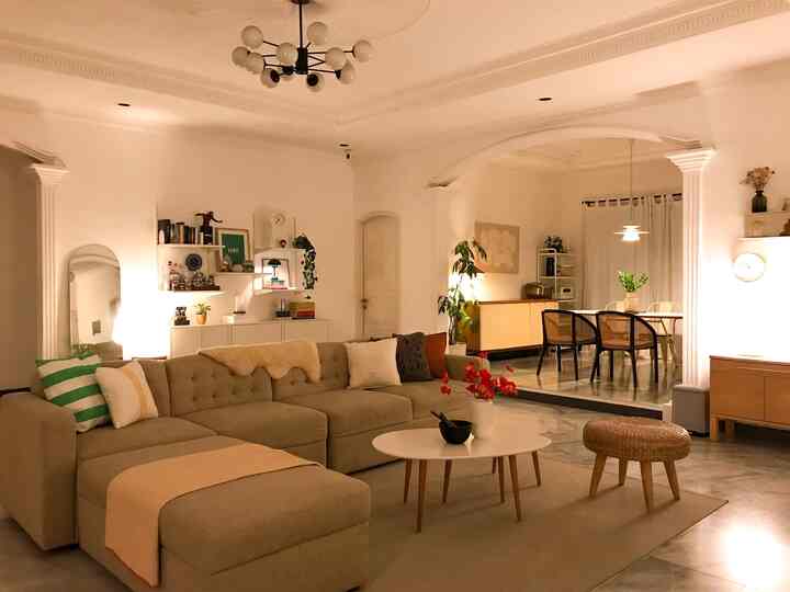 Beruntung sekali dapat rumah second dengan konsep open-space. Walaupun rumah ini dibangun tahun 80an tapi tidak terasa rumah tua. Paling suka dengan night vibe di rumah karena pencahayaannya berbeda 180 derajat dari siang hari. Apalagi hobiku ngumpulin lampu-lampu lucu, jadi mendukung bikin suasana malam di rumah jadi super nyaman.

 #sofamininalis #rumahopenspace #rumahtanpasekat #nightvibe #ikeahome #ikea #midcenturymodern