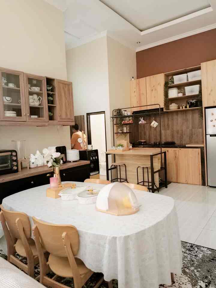 Dapur segaris yg buat betah, konsep open space ini membuat rumah terasa lebih luas dan nyaman, tentunya dengan funiture yg sesuai sama konsep rumah.


#dapurminimalis #openspace #inspirasidapurminimalis #kitchensetminimalis #mejamakanminimalis #catrumah