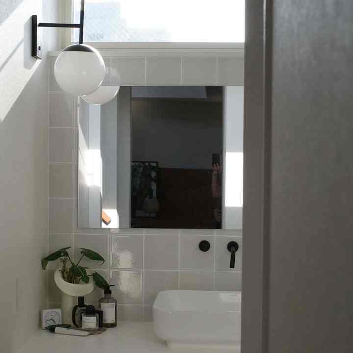 扉をつけなかった洗面所。
パウダースペースと呼んでる。

#造作洗面 #洗面タイル #洗面所 #平田タイル
