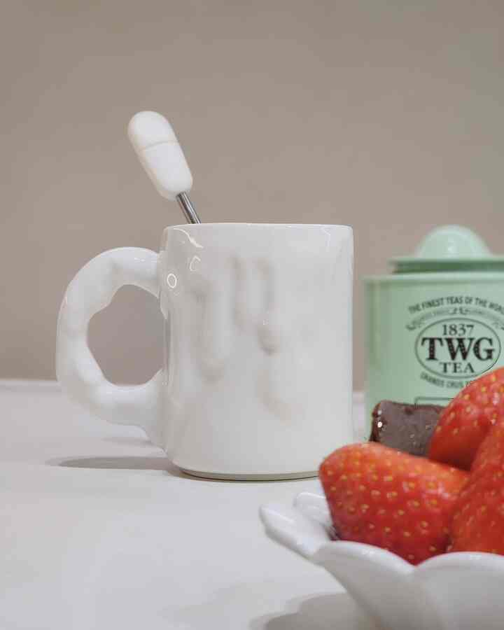 🤍 A #리이제 mug that fits comfortably in your hand
@leejae_official
When will the black mug be available.. 🐈‍⬛🩶

One of my favorite teas #twg #크림카라멜티
A tea scent that is so touching that it is fragrant every time I drink it 🍃

Twosome always has desserts...🫡 
The ganache cake and strawberries were so delicious that I didn't even need Godiva chocolate 🍫🍓 
The thick volume and grayish white porcelain make everything look luxurious and simple @jungheejinceramic

#dessert #홈카페 #예쁜머그컵 #그릇스타그램 #찻잔 #티타임
#home interior #홈스타일링 #테이블웨어 #정희진도자기

