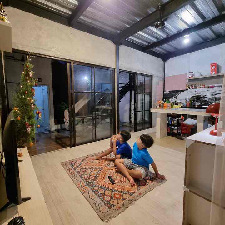 LivingRoom area yang langsung nyambung ke dapur, lebih lega dan nyaman. Sederhana tapi tetap fungsional ini area open space di #RumahAngsoka ♥︎

#RumahIndustrial #RuangKeluargaMungil #RumahMungil #RumahTanpaSekat #RumahOpenSpace #NightVibe #DindingExspose #RumahMinimalis 