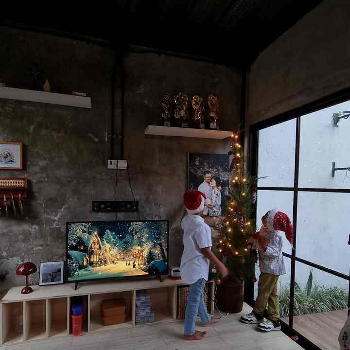 LivingRoom area ♥︎ 

Christmas di #RumahAngsoka ruangan tamu/keluarga mungil dan sederhana, berukuran 2,75 x 3 m. 

Fyi, pohon natal yang aku pakai asli pohon cemara, aku pakai cemara wangi. Suka pohon ini karena mengeluarkan aroma asli wangi dan cocok untuk pohon/dekorasi natal. 
Terlihat lebih natural. 

Pada malam hari kalau lampu dimatikan, hanya mengandalkan cahaya lampu dari hiasan natal dan lampu meja ♥︎

#RumahIndustrial #RuangKeluargaMungil #RumahMungil #RumahTanpaSekat #RumahOpenSpace #NightVibe #DindingExspose #RumahMinimalis #ChristmasHomeDecor #ChristmasVibe #ChristmasDecorInspo #HiasanRumahNatal #NatalDiRumah 