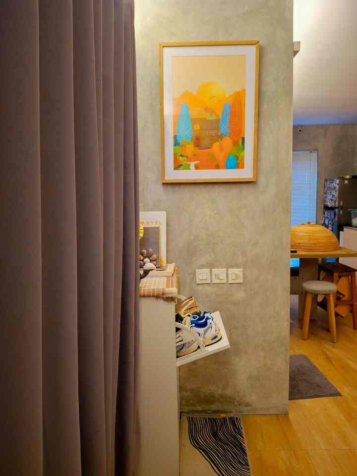 Sudut bingung 💥 Tapi biar gak mubazir mari kita isi dengan isi-isian. Di rumah ku, space yang sedikit mungil ini muat untuk dihuni sama rak sepatu. Lumayan banget, di atasnya juga jadi bisa untuk dekorasi-dekorasi kecil atau sekedar jadi rak buku.
#SudutRumah #RumahMinimalis #TembokAcian #RakSepatu #InspirasiRumahMungil