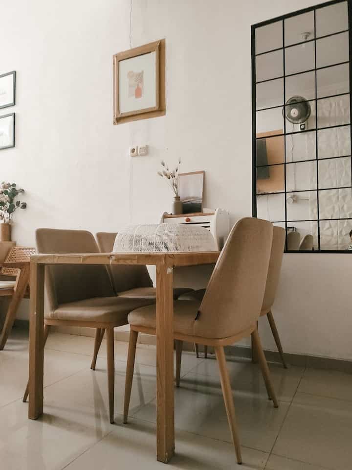 ini merupakan sebuah ruang makan kecil untuk area kumpul saat menonton tv sembari makan atau bercengkrama dengan keluarga.

meski tidak begitu luas tapi berusaha menghadirkan nuansa ruang makan yang hangat dan nyaman 
.
.yuk intip tips seputar rumah di Ohouse yaa.
.
#ruangmakanminimalis
#ruangmakanjapandi
#cattembokputih
#mejamakan
#setmejamakan
#kursimakan
#tudungsaji
#minimalis
#rumahhangat
#rumahmungil
#inspirasiruangmakan