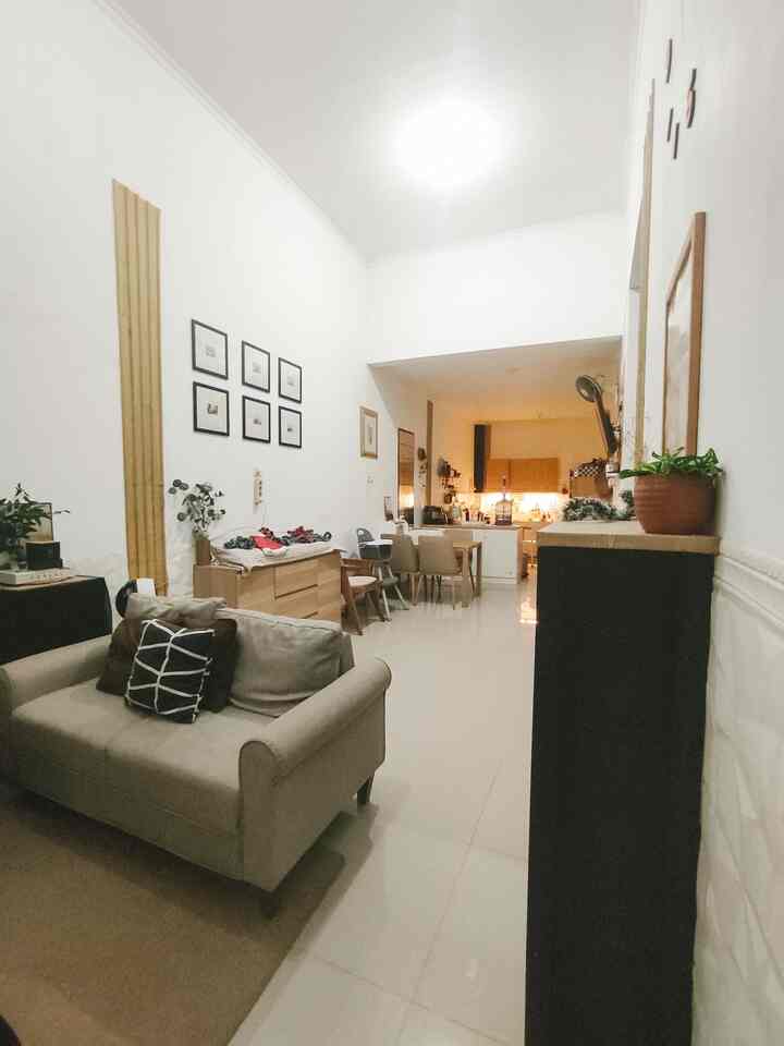 konsep rumah di Grava house ini adalah open space. Karena dengan konsep open space bisa membuat rumah lebih terasa lega. Dengan ukuran rumah 6x16 meter persegi, bisa didesign sedemikian agar tidak terlalu sempit dan menjadi lebih lega untuk area ruang tamu hingga dapur.
Jadi karena rumah ini open space maka selalu diusahakan untuk tetap rapi dan nyaman agar tetap terlihat bagus saat pertama masuk ke rumah .

.
#ruangtamu #SofaMinimalis #PlavonPVC /
#WarnaCatRumah #WallpaperDinding
#WallpaperEstetik #Cat#RumahOpenSpace
#RumahTanpaSekat
#NightVibe #ChristmasHomeDecor
#ChristmasVibe #sofaempuk #lampuwarmwhite
#ChristmasDecorInspo
#HiasanRumahNatal #NatalDiRumah