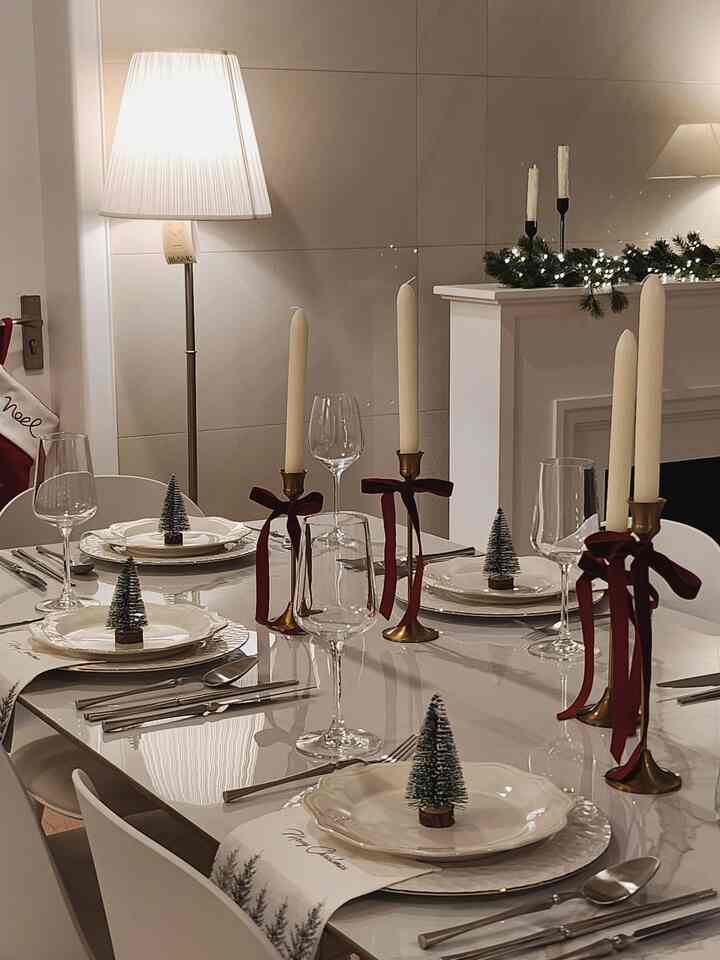 白を基調としたダイニングルーム、マーブルのテーブルとキャンドルホルダー、クリスマス装飾が配されたモダンで温かみのあるインテリア