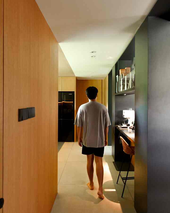 Saat memilih material untuk dapur, kami memadukan kayu veneer dengan aksen warna hitam. Kombinasi ini memberikan kesan hangat sekaligus modern, menciptakan suasana yang nyaman dan timeless. 🥰

#KursiBar #CatPlafon #SaklarMinimalis #MyDreamKitchen #KitchenRenovation #KitchenStyling #WarnaCatRumah