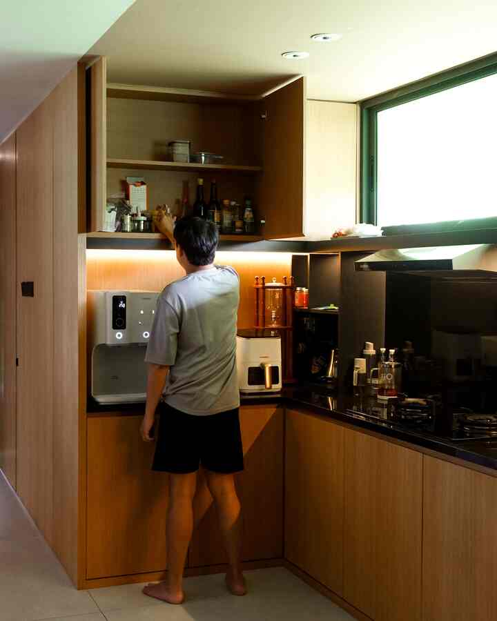 Our dream kitchen is an easy-to-clean kitchen, with plenty of cabinets to store spices and cooking utensils. That way, the kitchen always looks clean and tidy after cooking. ✨️

#DreamKitchen #RuangDapur #CatPlafon #VeneerKayu #DapurScandinavian #DreamKitchen #InspirasiDapur