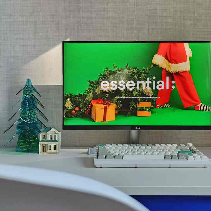 
⌨: [Keychron]入門用メカニカルキーボードおすすめ
キクロンV1 PRO MAXシェルホワイト
____________________________________

🎄クリスマスの雰囲気はしませんが、デスクの上にクリスマスの雰囲気が漂うキーボードでデスクセットアップをしてみました。

最近WHITE＆GREENカラーに差し込まれていますが、キクロンならではのカラーリングでどこでもよく似合うデザインだと思うやいなや蒸した商品ですが、クリスマスプレゼントとしてもらえてとても良いですね。

私たちの家族がみんなキクロンキーボードを使っていて今回が5回目なのに一度使った人は抜けにくい自由さで作業効率を最大化してくれてキクロンキーボードを好むこともあり、顧客を先に考えるブランドだと信じて使用中です。

キクロンV1 PRO MAXは2.4GHz＆Bluetoothワイヤレス機能とIXPE、PET、Latexのようなプレミアム吸音材が追加され、よりスッキリした打乾感がどんどん打ちたくなりました。

私は2人の息子がV1 PRO MAXキーボードに変えたいと思っていました。

キーボード一つでレシーバー1台+ブルートゥースで3台+ケーブル有線接続で5台まで接続でき、帰りながら使用することにしました。

キクロンキーボードV1 PRO MAXの場合、環境にこだわらないようにデュアルレシーバーを提供します。

Bluetoothが使えない環境でも無線使用が可能な無線2.4GHzドングルが含まれているという点が何より満足で、レシーバー2個がキーボードに装着されていて紛失する心配がなくてよかったです。

従来になかったKnob（ノブ）があり、左右に回して押せる限界のないノブが不思議だったのに、キクロンウェブランチャーと共に活用もUP UP！キクロンWebランチャーで簡単にマクロ作業が可能なので、繰り返し作業多くの会社員が使用するのに良いと思います。

⌨：キクロンV1 PRO MAXシェルホワイト

■構成
- キーボード: 完成品キーボード with ノブ
- ケーブル：USB C to Cケーブル、USB C to A、ワイヤレス2.4GHzドングル専用延長アダプタ
- レシーバー：Type-A 2.4GHzドングル、Type-C 2.4GHzドングル
- ケーブル：キーキャップ＆スイッチリムーバー、ドライバー、六角レンチ

■COLOR
- シェルホワイト、レトロ
キクロンならではのカラーリングでどこでもよく似合うカラー感です。

■デザイン
- 人間工学的なデザインで手首に無理が行かないデザインです。

■スイッチ
- ゲートロンジュピターバナナ軸、K PRO低騒音蓄積/低騒音バナナ軸

■主な特長
- 1000Hzポーリングレート
- ワイヤレス2.4GHz＆Bluetooth 5.1
- Mac＆Windows互換
- 二重射出OAS PBTキーキャップ
- ハンヨン刻印
- ガスケットデザイン
- PCプレート
- Webランチャー可能
- ゲートロンジュピタースイッチ

メカニカルキーボード入門の方ならキクロンキーボードおすすめです:) #애플 #키크론 #홈인테리어 #데스크셋업 #책상꾸미기 #데스크테리어 #커스텀키보드  #keychron #keyboard #mechanicalkeyboard #mechanicalkeyboards #magickeyboard #bluetoothkeyboard #gamingkeyboard #desksetup