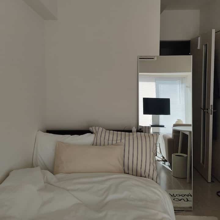 TEKLAのピローカバーがかわいくてお気に入りです❤️
鏡は割れないので安心安全👌
#一人暮らしインテリア
#1Kインテリア
#ベッドルーム
#ピローカバー
#スタンドミラー



