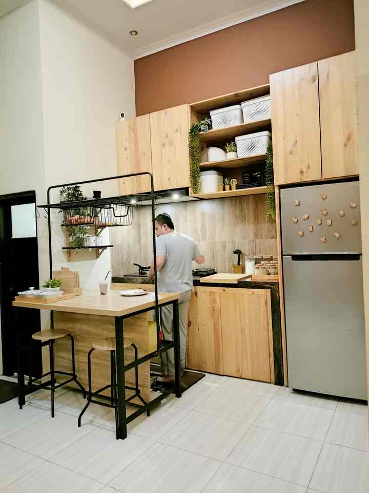 Natural wood tone and gray kitchen featuring a unique Informa kitchen island in a 3x3m minimalist kitchen space