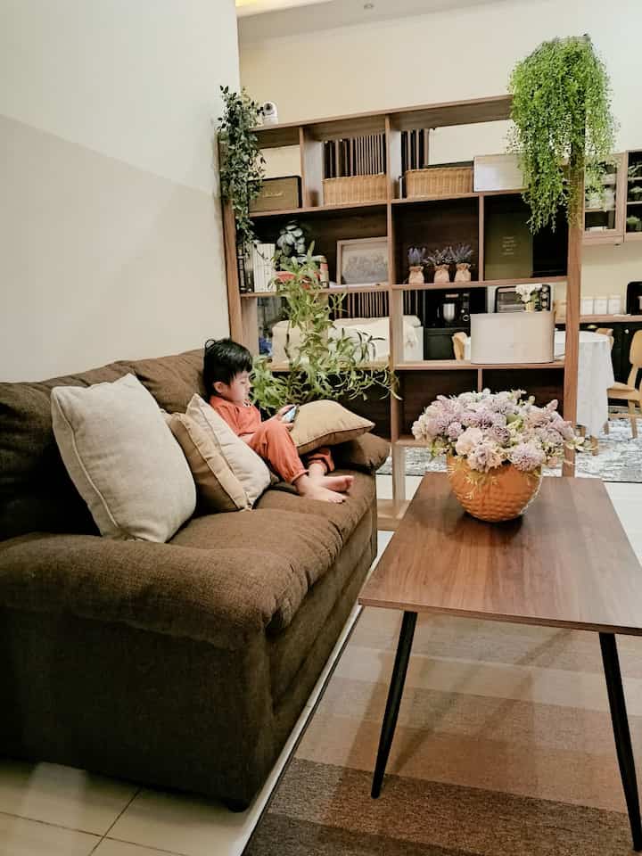 Ini adalah ruang tamu dirumah fatih yang hanya berukuran  3x3m , sangat simple dan sederhana disini aku lebih cenderung menonjolkan warna coklat dan krim dan sangat menghindari warna terlalu cerah, mungkin karna selera dalam pengaturan konsep.

#ruangtamu #ruangtamuminimalis #sofaminimalis #warnacatrumah #cat #inspirasiruangtamu #estetic