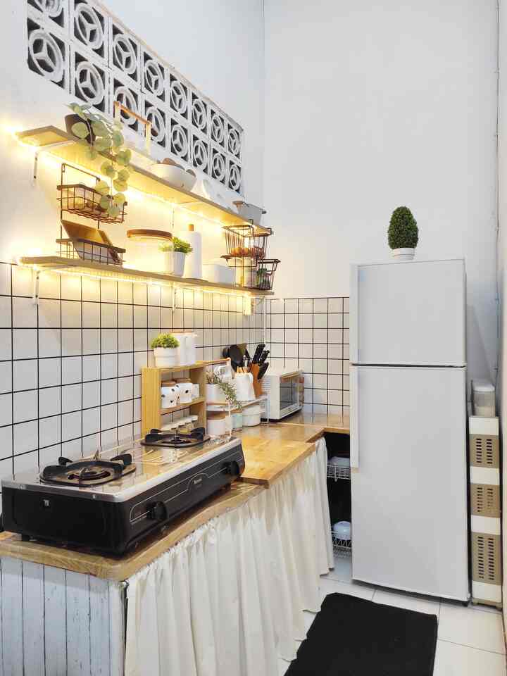 8 tahun yang lalu, dapur ini sangat-sangat sederhana. Perlahan saya dekor dengan lowbudget menggunakan barang seadanya. Make over backsplash dan kulkas dengan wallpaper dinding. Bikin ambalan dari papan yang diberi stiker dan awet sampai sekarang 😁
Alhamdulillah sekarang dapur ini sudah menjadi lebih baik, sesuai dengan keinginan saya.
Semoga bisa bikin kitchen set yang sesungguhnya. Aamiin 🫶🏻

#wallpaperdapur #rakdapur #jug #rakgantung #rakbumbu #MyDreamKitchen #KitchenRenovation #KitchenStyling
