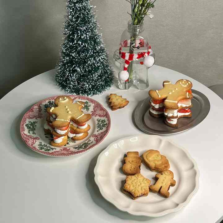 #광고
今日の師父作詞副作 - 基本バタークッキー🍪
今日は基本バタークッキーを焼いてみましたー！
このクッキーを使ってクッキーケーキ＆キャラメルクッキーサンドを作ったらもっと美味しくなりました✨️
よクッキーは本当においしいです！
ぜひ作ってみてください🥹💗 

クッキーを焼くために使用した金型は
📍ルーチシリコンモールドジンジャーブレッドマン
📍ルーチシリコンモールド冬です！ 

✅️ノンスティック特殊コーティングで押し付けず、酸成分にもダメージのない強い耐久性を持っています。
✅️また柔軟な素材でフレームを積み重ねてもフレームが傷つけず、厚さも薄くて省スペースにも容易です。 

2024年も本当に少し残っていませんでした😢✨️
今年の年末デザートはこのクッキーでぜひご用意ください！ 

詳細な説明とおいしいクッキーレシピはYouTubeのビデオで確認できます📺
ぜひ作ってみて後記残してくださいー！  #연말홈파티 #실리콘틀 #쿠키 #cookies #베이킹 #루치 #homebaking #쿠키만들기 #homecafe #연말파티음식 #연말디저트 #baking