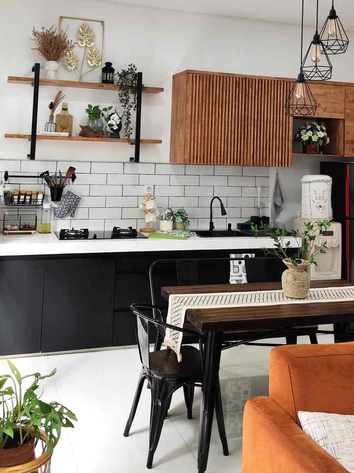 My Dream Kitchen🫶
Dapur impian aku yang ingin sekali bertema industrial karena warnanya yang tegas. Pertama kali membuat dapur juga bertahap hanya meja dapur dan backsplash dulu baru beberapa bulan kemudian bisa terwujud dapur impian. Untuk konsep meja dapur dan backsplash berwarna putih. Keramik meja dapur itu penting sekali memilih material yang anti noda dan gores meskipun harganya akan lebih mahal tetapi bisa tahan lama. Untuk pemilihan keramik backsplash motif subway dengan nat hitam untuk mempertegas area dinding dapur nya. Untuk kabinet dapur dibuat costum dengan material kayu solid dengan finishing cat agar lebih tahan lama. Untuk kabinet atas di cat dengan cat vernish kayu dan kabinet bawah di cat duco berwarna hitam. Material kayu solid ini juga harus dioven berkali-kali agar pintu-pintunya tidak memuai di kemudian hari. Dapur berbentuk lurus ini sudah memenuhi kriteria dan memudahkan saya dalam memasak. Kalau dapur sudah terlihat cantik yang memasak pun lebih semangat lagi untuk memasak. Yuk semangat ya bikin dapur supaya tambah cantik✨
. 
#rumahwoori #kitchen #kitchenset #dapur #dapurindustrial #inspirasidapur #mydreamkitchen #kitchenrenovation #kitchenstyling