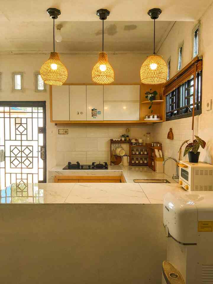 Transformasi dapur mini 🏠
Salah satu renovasi favorit kami yaitu mengubah dapur mini ini menjadi lebih fungsional dan hasilnya sesuai keinginan kami walaupun dengan budget yang tidak terlalu besar.  Karena ingin mempunyai dapur dengan banyak kabinet penyimpanan agak lebih kelihatan rapi dan ingin desain dengan sentuhan warna japandi, akhirnya terwujudlah dapur mini ini. Top table dan backsplash menggunakan granit berwarna putih serta kabinet mix warna wood & white menjadikan dapur ini lebih terlihat lega. Agar lebih matching, segala rak, perintilan di dapur ini kami pilih dengan warna senada. ☺️

#mydreamkitchen #kitchenrenovation #kitchenstyling #kaplampugantung #toptable #backsplash #dispenser #oven