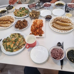 #집에서제일바빠 #집 #중국 #조카네집 #소통 #소통해요 #소통환영 #팔로우 #맞팔 #맞팔환영 #맞팔해요 #중국갔던날 #24년12월05일
#가족파티 #가족과함께 #가족여행 #가족모임 #모임 #연말파티 
#연말 #연말분위기 
안녕하세요 !
중국에서 간만에 가족들이랑 모임을 가지면서 
여행도 다니고 맛집도 다니고 했는데요 ~ 🧡
조카생일이라 미역국도 끓이고 배터지게 먹었던 날이에요 🤣
이날 설거지도 해주고 청소기도 돌려주고 제일 바빴답니닼ㅋㅋ
오늘이 24년 12월 31일 이네요.. 시간 참 빠르죠.. 😭😭
내일이면 25년 1월 1일 이에요 !!
오친님들 새해 복 많이 받으세요 🧡❤️💚💛