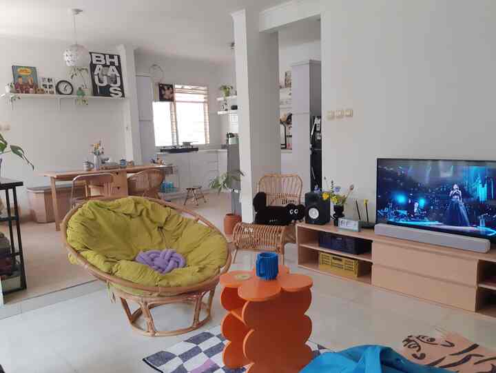 Its possible to live in a beautiful space no matter your budget.
You can make your rental feel like home 🏡🧁


#colorfulinterior #homedecorideas #homedecorinspo #livingroominspo #vinylcollection #livingroom #livingroomideas #homedecor #renthomedecor 
