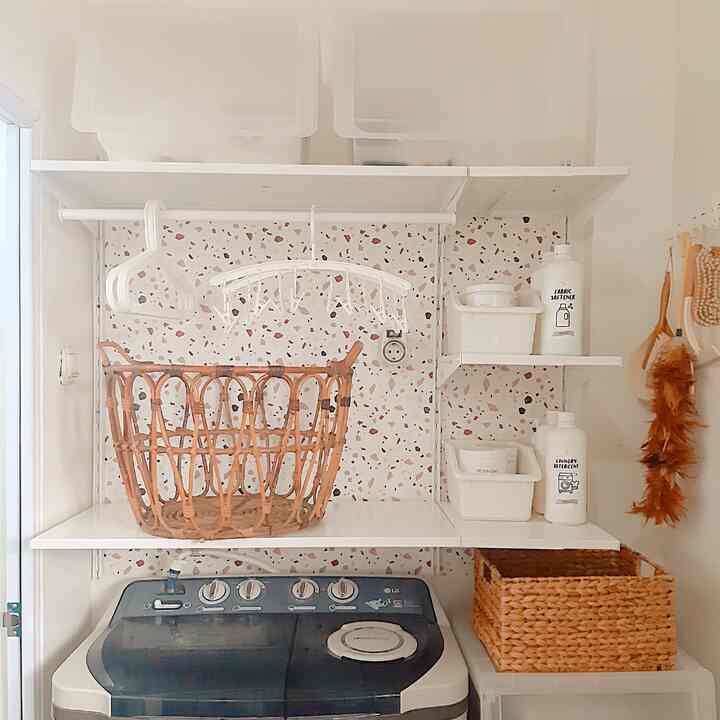 ✨️Laundry Area✨️

Laundry area ini bersebalahan dengan kamar mandi.
Agar tidak terlihat sempit, kami menggunakan rak terbuka 
dan masih didominasi dengan warna putih.
Walau rak terbuka, tapi tetap menggunakan storage tertutup agar terlihat rapi. 

#rakdinding #laundryarea #laundryroom #inspirasiLaundryroom #storage #storagetertutup #mesincuci #keranjangrotan #boxrotan #wallsticker #stikerdinding