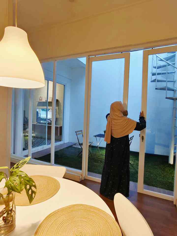 Healing dari rumah emang bisa? bisa banget! kalo aku cukup buka sliding door di pagi hari, menghirup udara segar yang datang dari area innercourt yard, void yang lebar gak hanya bikin healing tapi bikin sehat penghuninya. Setuju gak? 

#kitchenanddining #dapurminimalis #scandinavianhome #scandinaviankitchen #nightvibes #HPL #GraniteMotifKayu #Slidingdoor #AlasPiring #lampugantung #Kulkas4Pintu