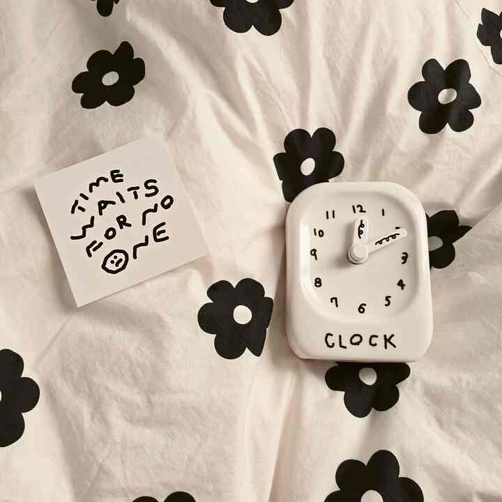 #집에서제일바빠 Aku sibuk mencuci tempat tidur dan mengatur jam meja. 
Aku punya banyak rencana, tapi waktu berlalu begitu cepat di rumah🫠

Kesempatan kecil untuk mendapatkan hari libur setelah hari pertama kerja di tahun baru🫶🏻

#Kehidupan Sehari-hari #일상기록 #콘수프기록 #맞팔 #비믹스 #탁상시계 #이나피스퀘어 #한정판 #콜라보레이션 { 9 #Tahun Baru} #침실꾸미기 #맞팔 #소통하며지내요 #예쁜소품 