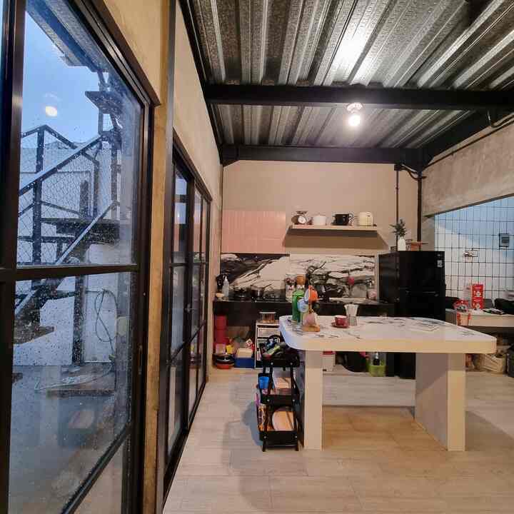 Ada yang baru nih di dapur #RumahAngsoka, transformasi dari dinding cat putih anti jamur sekarang menggunakan wall decor yang cantik banget! Jadi lebih rapi, clean, dan warna hitam nya jadi lebih menyala! Hihi...  

Dan juga perubahan pada meja island yang lebih putih. Sebelumnya masih kotor dan banyak coretan karya seni anak - anak, sekarang jadi cling🤗 

#Kertasive #Wallpaperdinding #KeramikMotifKayu #CatPutih #Dindingsemen #Dindingexpose #MyDreamKitchen #KitchenRenovation #KitchenStyling 