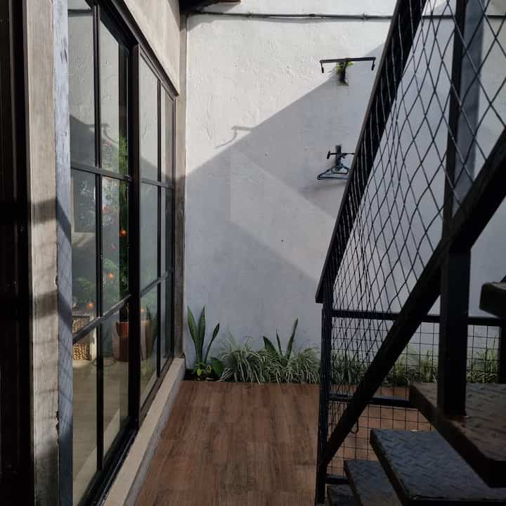 Inspirasi desain mini backyard di #RumahAngsoka biar mungil tapi tetap fungsional. Elemen dinding expos yang natural yang menyatu dengan warna keramik motif kayu. Yang hijau, hijau juga tidak lupa ada tanaman agar kesan halaman lebih segar. Jangan lupa tambahkan dudukan alas dari semen cor untuk bersantai😊

#Backyard #HalamanBelakang #TamanMungil #HalamanMungil #KeramikMotifKayu #DindingSemen #TanggaBesi #TanggaBordes #TamanIndustrial #RumahIndustrial 