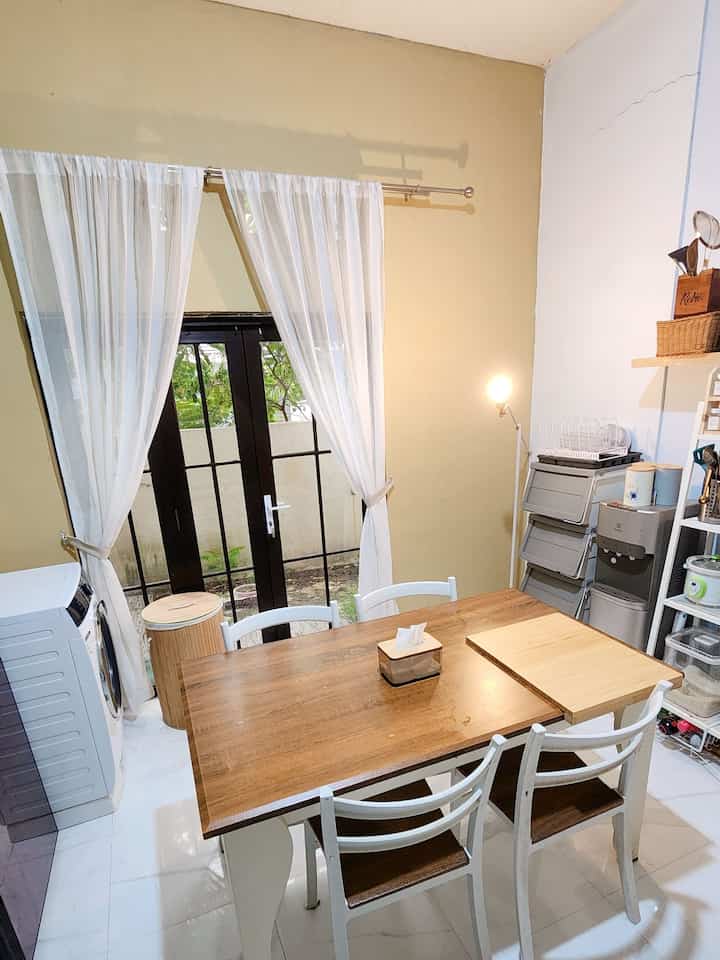 Proses pembangunan dapur ini kurang lebih sekitar 2 tahunan semenjak serah terima rumah dari pihak developer. Jadi, pas masuk kerumah ini sama sekali belum ada dapur, benar-benar merasakan yang namanya kepanasan, kedinginan dan masuk angin pas cuci piring tuhh hihhiii.. 
Meskipun masih banyak wishlist untuk dapur mungilku ini tapi benar-benar sangat bersyukur bisa ada ditahapan ini.
Oh ya ukuran dapurku ini kurang lebih 4x4 meter. Aku pakai pintu kaca dibagian belakang biar bisa berlimpah cahaya dari taman belakang. Elemen warna didapur ini aku pilih warna-warna netral dan kebanyakan warna putih. Gimana nih perjalanan dapur rumah teman-teman?? Ceritain juga yukk :)
#mejamakan #mejamakanminimalis #vitrace #vitraceputih #talenan #talenanbamboo #taplakmeja #taplakmejaestetik #dapur #dapurminimalis #dapursederhana #mydreamkitchen #kitchenrenovation #kitchenstyling