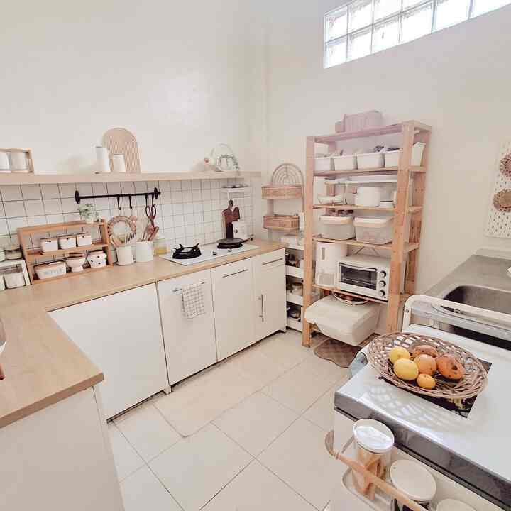 ✨️Dream Kitchen✨️

slide 1 : Dapur terkini
slide 2 : Dapur lama
Dapur terkini masih menggunakan kabinet lama. Hanya ada penambahan kabinet, pergantian ambalan, kompor tanam yang sudah ditanam, dan wall sticker yang diganti dengan keramik. serta posisi sink cuci piring yang dipindah ke sebrang kabinet. 

Renovasi dapur mengikuti kebutuhan, karena perintilan dapur makin bertambah dan butuh kabinet tertutup. Penggunaan wallsticker pada dinding dapur juga tidak bisa untuk jangka panjang, karena itu diganti dengan keramik. 

Masih ada beberapa wish list untuk dapur ini, tapi untuk saat ini dapur ini sudah bisa disebut "dream kitchen" karena dari dapur ini ada banyak hal yang bisa dilakukan termasuk memberikan inspirasi bagi sahabat yang ingin membuat dapur. Semoga bermanfaat ya sahabat

#Kabinetdapur #sinkcucipiring #rakdapur #rakdinding #ambalandapur #lapdapur #airfryer #penirissayur #rakrotan #MyDreamKitchen #KitchenRenovation #KitchenStyling