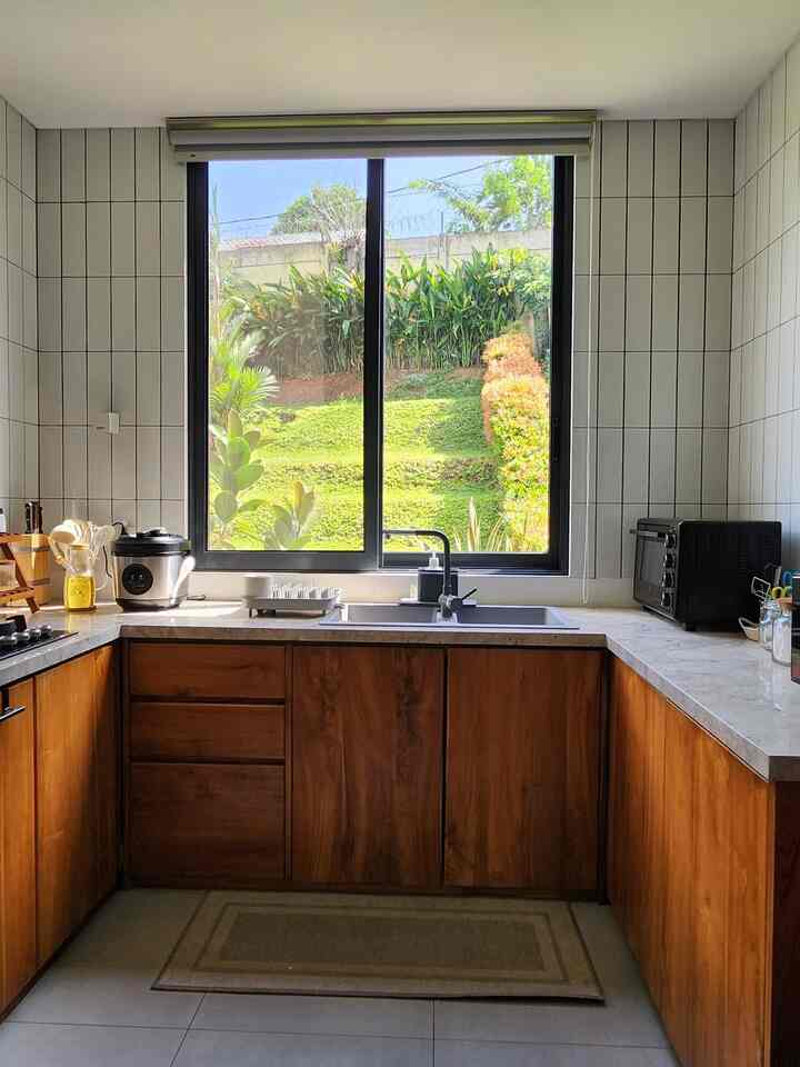 Karena rumah ini direnovasi total, dapur adalah salah satu ruang yang kami pikirkan dengan sangat hati-hati. Kami ingin dapur yang simpel, bersih, dan sehat – tempat di mana udara dan cahaya alami bisa bebas masuk.

Bayangan kami sederhana: bisa mencuci piring sambil menikmati hijaunya taman di luar. Maka, jendela besar yang menghadap taman ini jadi prioritas utama. Rasanya sungguh menyenangkan melihat tanaman hijau sambil beraktivitas di dapur. 🌱

Untuk kitchen kabinetnya, kami memilih kayu jati agar kesannya hangat dan alami, dipadukan dengan top table granit yang elegan dan tahan lama. Agar ruang terasa lebih luas, kami hanya menggunakan kabinet bawah.

Dapur ini jadi ruang favorit keluarga! Bagaimana dengan dapur impian kamu? 😊

#KitchenSet #KitchenSetMinimalis #PlafonPVC #WarnaCatRumah #Walpaperadinding #WallPaperEstetik #Cat #MyDreamKitchen #KitchenRenovation #KitchenStyling