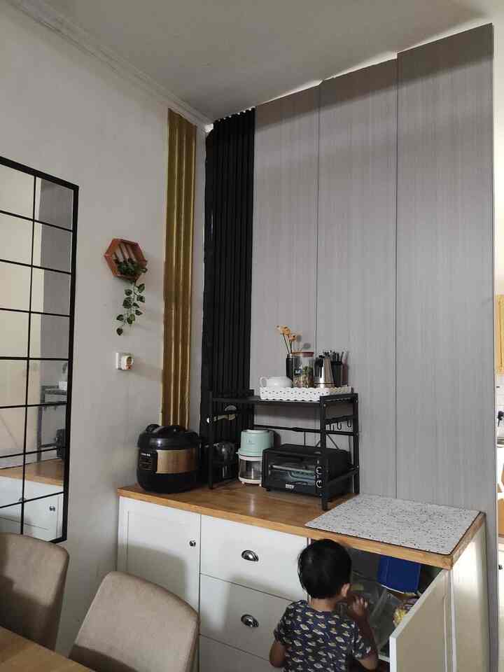 ini merupakan area kitchen bar yang membatasi area diningroom dan dapur. Yang menjadi perbedaan dari sebelumnya, area ini memiliki pembatas wallboard untuk membatasi area tempat makan dengan dapur. pemilihan warnapun dikombinasikan agar masih terlihat senads dengan tema dirumah kami.
.
#wallboard
#diningroom
#kitchenbar
#warnacatrumah
#materialramahanak
#inspirasidapur
#inspirasirumah
#ideruanganestetik
#spaceminimalis
#rumahjapandi
#pvcwallpanell
#rakoven
