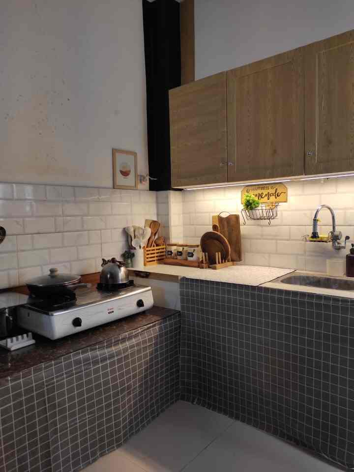 ini merupakan dapur mini grava house yang memiliki perbedaan dari tahun 2023 ke 2024. Meski tidak terlalu besar namun tetap terlihat rapi dan nyaman untuk dipakai memasak. 



#KitchenSetMinimalis #PlavonPVC 
#WarnaCatRumah  #WallpaperDinding 
#WallpaperEstetik #Cat
#MyDreamKitchen
 #KitchenRenovation
#KitchenStyling
#pembatasdapur
#penutupbawahkitchenset
#wallboard