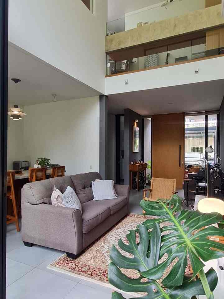 Setelah renovasi total rumah ini, kami tidak serta-merta mengganti semua furniture. Beberapa barang dari rumah lama tetap kami gunakan, seperti sofa dan meja sudut putih di pojok ruangan ini.

Kami percaya, merenovasi rumah tidak harus selalu membeli semuanya baru. Pilihlah furniture lama yang masih sesuai dengan konsep rumah baru, seperti ruang tamu ini yang tetap nyaman dan harmonis meski menggabungkan elemen lama dan baru.

Dengan sentuhan yang tepat, ruang tamu bisa jadi lebih hidup dan bermakna tanpa harus berlebihan. Yuk, ceritakan barang lama favorit yang masih kalian pakai di rumah! 😊

#CompactHappyHome #LivingRoomDesign #RenovasiRumah #ReuseAndStyle #RuangKeluarga #InspirasiLivingRoom