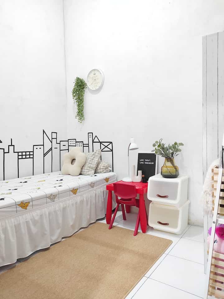 Kamar anak yang dilengkapi dengan material dan furnitur ramah anak. 
- Meja dan kursi belajar berbahan plastik yang aman digunakan untuk anak
- Storage yang bisa di adjustable untuk keperluan perlengkapan anak
- Rak penyimpanan yang dapat dijangkau anak
- Keranjang penyimpanan mainan anak yang ergonomis tapi tetap estetik
#kursianak #kursibelajar #karpet #letterboard #storage #haroldstorage #bedskirt
#RumahRamahAnak #MaterialRamahAnak #FurniturRamahAnak